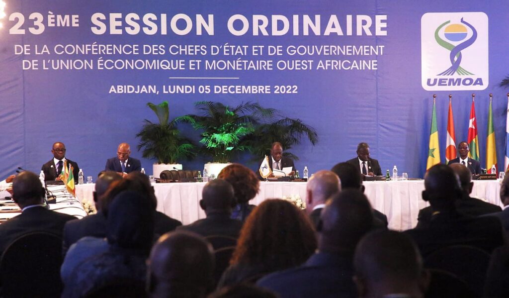 Lors de l’ouverture de la 23e session ordinaire de la Conférence des chefs d’État et de gouvernement de l’Union économique et monétaire ouest-africaine (UEMOA), à Abidjan, en Côte d’Ivoire, le 5 décembre 2022. © LEGNAN KOULA/EPA/MAXPPP